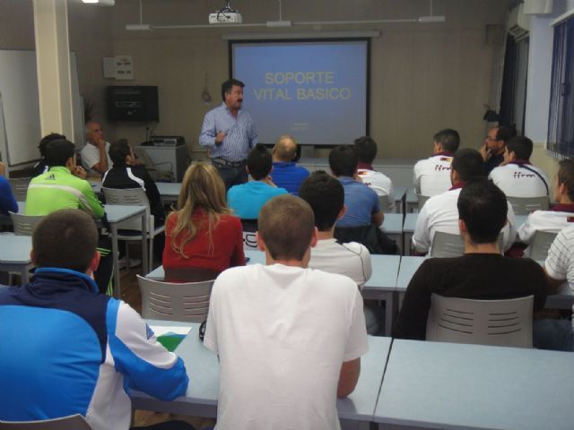 Técnicos y directivos de fútbol base aprenden primeros auxilios - 1, Foto 1