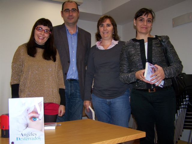 Anabel Botella Soler presenta en Águilas la novela 'Ángeles desterrados' - 1, Foto 1