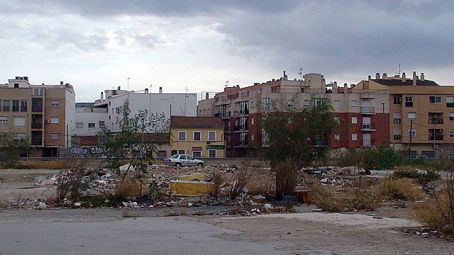 Los socialistas exigen la limpieza inmediata de los solares abandonados en pleno Infante Don Juan Manuel - 1, Foto 1
