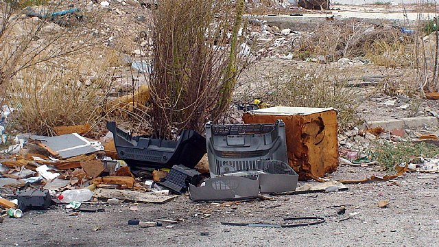 Los socialistas exigen la limpieza inmediata de los solares abandonados en pleno Infante Don Juan Manuel - 3, Foto 3
