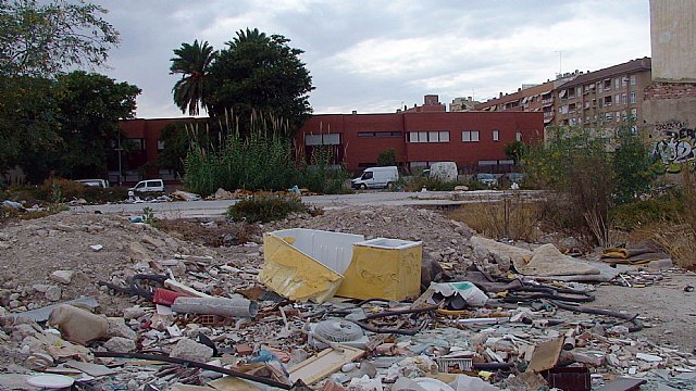 Los socialistas exigen la limpieza inmediata de los solares abandonados en pleno Infante Don Juan Manuel - 4, Foto 4