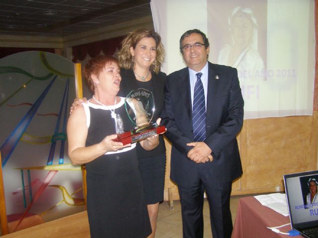 Rufina Atenza recibe el premio ´Almohade del Año´ en la gala anual de este grupo de las Fiestas de Moros y Cristianos del Corpus de Archena - 1, Foto 1