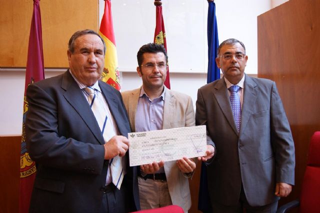 La Fundación de la Caja Rural Regional de Murcia entrega 15.000 euros para la Mesa Solidaria para afectados por los seísmos de Lorca - 1, Foto 1