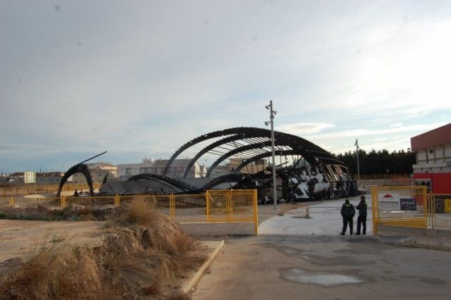 Un incendio quema las obras de la piscina municipal cubierta de Alguazas - 1, Foto 1