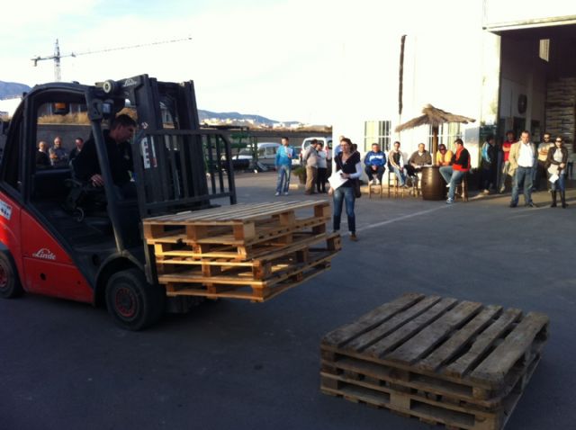 Unas veinte personas participan en el Curso de prevención de riesgos laborales en el puesto de trabajo: manejo seguro de carretillas, elevadores y traspaletas - 1, Foto 1