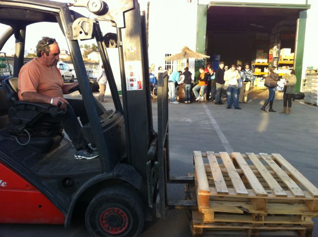 Unas veinte personas participan en el Curso de prevención de riesgos laborales en el puesto de trabajo: manejo seguro de carretillas, elevadores y traspaletas - 2, Foto 2