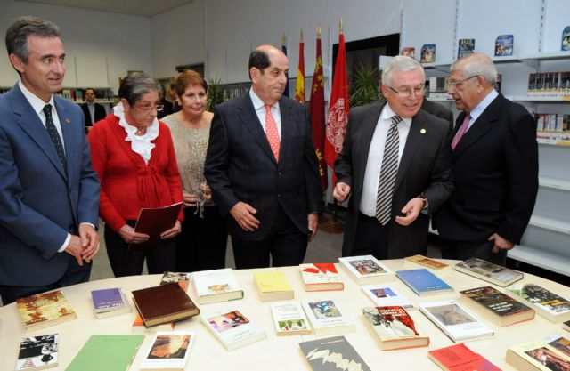 La familia Díez de Revenga dona 10.000 libros a la Universidad de Murcia - 1, Foto 1