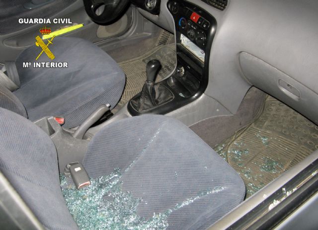 La Guardia Civil detiene a una pareja dedicada a cometer robos con fuerza en vehículos en San Javier - 3, Foto 3