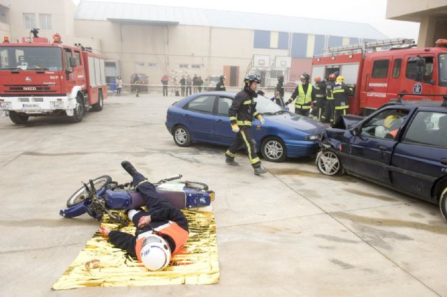 Bomberos y 061 practican el rescate conjunto en accidentes de tráfico - 1, Foto 1