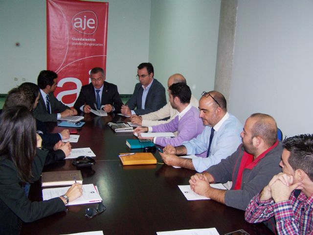 El alcalde de Águilas mantiene una reunión de trabajo con la Asociación de Jóvenes Empresarios del Guadalentín - 2, Foto 2