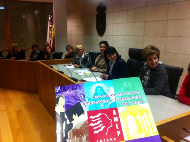 La alcaldesa de Totana anima a las mujeres empresarias a continuar trabajando y emprendiendo, Foto 1