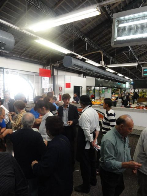 Decenas de murcianos 'degustan' la plaza de abastos de Verónicas - 1, Foto 1