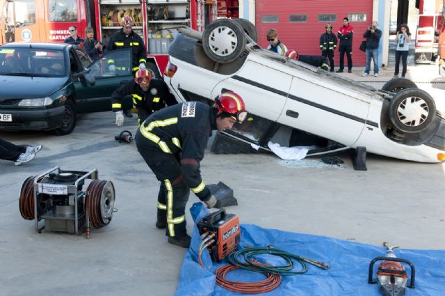 Bomberos y 061 practican la coordinación en accidentes de tráfico - 1, Foto 1