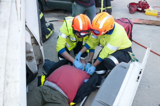 Bomberos y 061 practican la coordinación en accidentes de tráfico - 2, Foto 2
