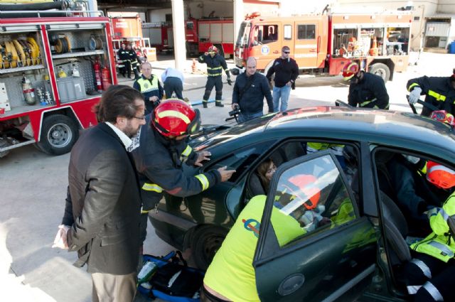 Bomberos y 061 practican la coordinación en accidentes de tráfico - 3, Foto 3