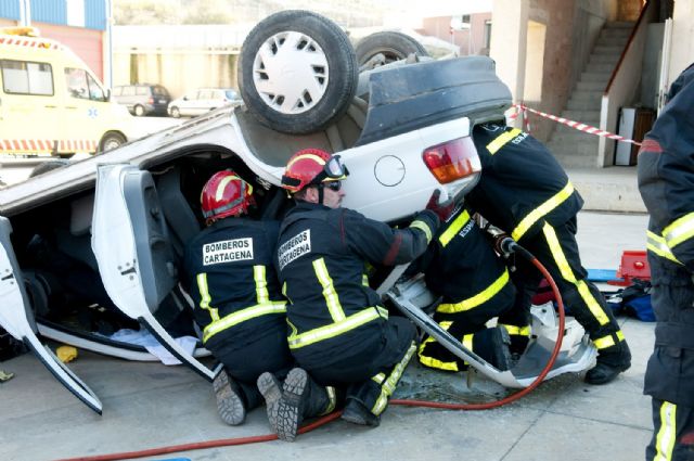 Bomberos y 061 practican la coordinación en accidentes de tráfico - 4, Foto 4