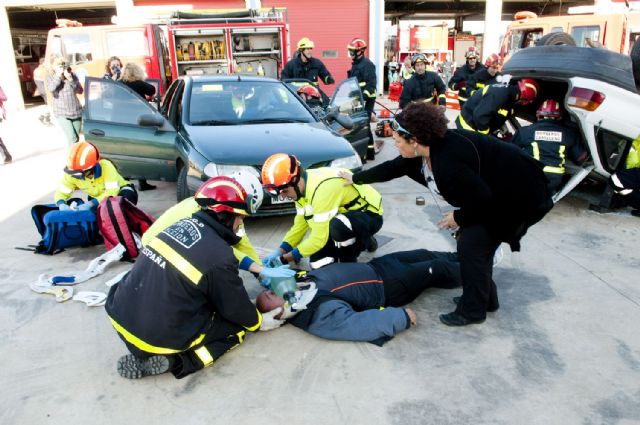 Bomberos y 061 practican la coordinación en accidentes de tráfico - 5, Foto 5