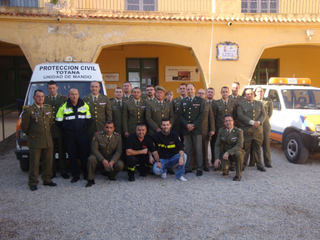 Una representación del Ejército de Tierra visita las dependencias de la Policía Local y Protección Civil de Totana, Foto 2