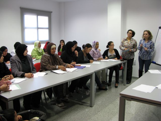 Servicios Sociales ofrece formación en español, salud mental y orientación laboral a inmigrantes - 1, Foto 1