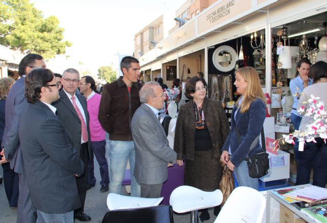 Inaugurada la III Feria de Comercio Outlet 'Al coste' en la que participan más de una veintena de comercios lumbrerenses - 1, Foto 1