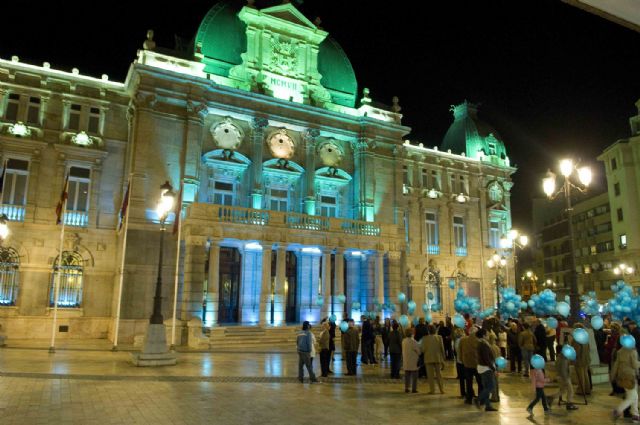El Palacio Consistorial se vistió de azul para apoyar a los diabéticos - 2, Foto 2