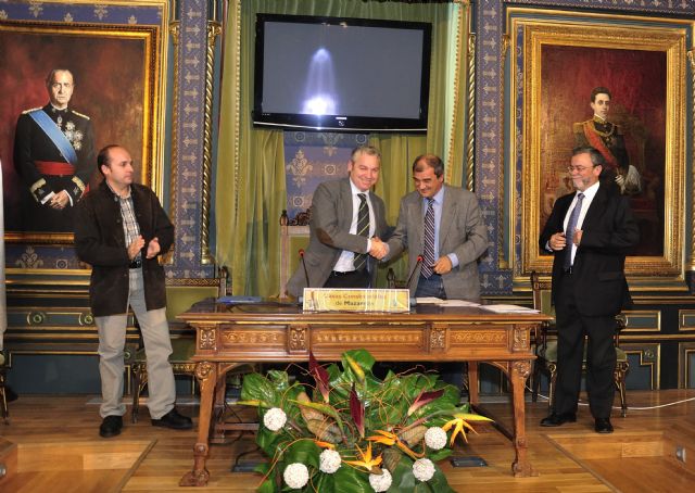El Ayuntamiento y Ucomur firman un convenio para potenciar la economa social en el municipio, Foto 1