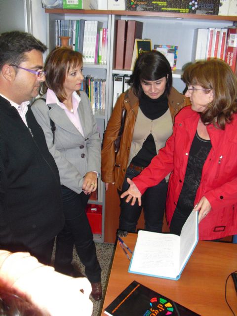 La candidata al senado del PP, María José Nicolás, visita la Asociación de Enfermedades Raras de Totana D´Denes - 2, Foto 2