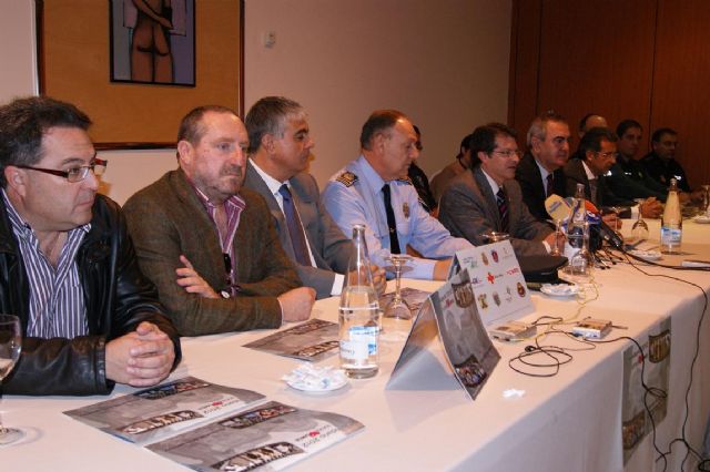 Un calendario solidario homenajea en sus páginas a los servicios de seguridad y emergencias que trabajaron en la recuperación de la ciudad tras los terremotos - 1, Foto 1