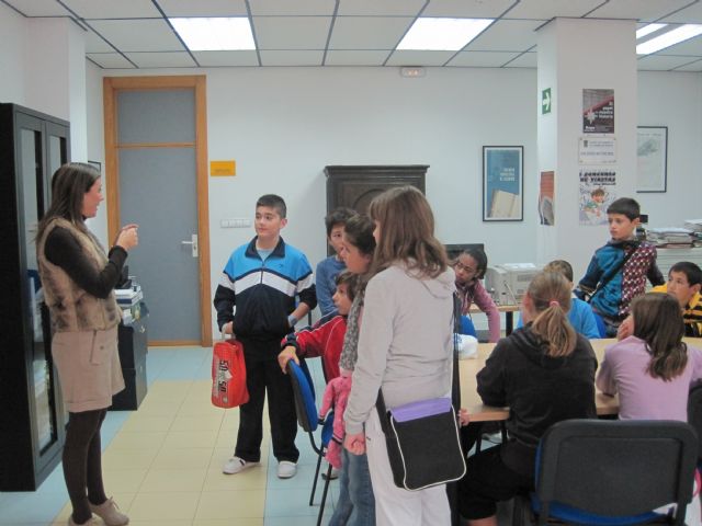 Alumnos del Ricardo y Codorniu visitan el Archivo municipal, Foto 1