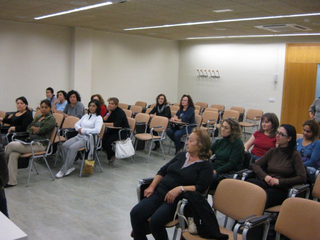 Ante la demanda de las mujeres, el Ayuntamiento ofertar a principios de año un curso de ingls avanzado, Foto 1
