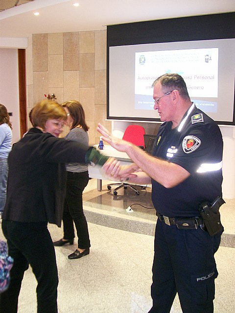 La Policía Local forma en defensa personal a las mujeres de San Pedro del Pinatar - 2, Foto 2