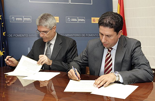 El Gobierno de la Región de Murcia y Fomento firman un protocolo para el desarrollo de la aviación civil en la Comunidad - 1, Foto 1