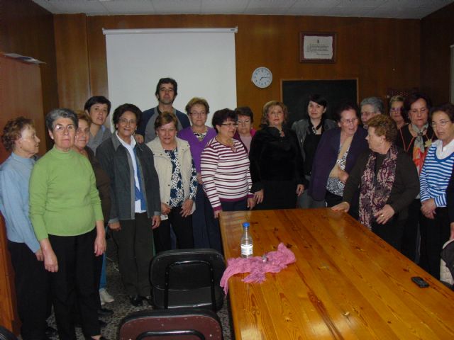 Autoridades municipales asisten a la inauguración del curso de la Asociación de Amas de Casa, Consumidores y Usuarios Las Tres Avemarías, Foto 1