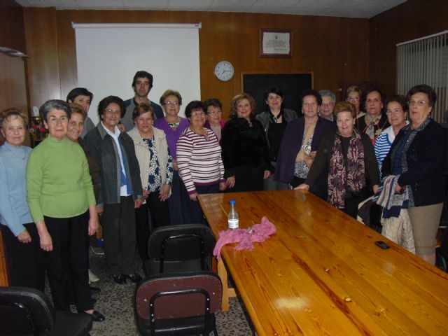 City officials attending the opening of the course of the Association of Housewives, Consumers and Users "Three Hail Marys", Foto 2