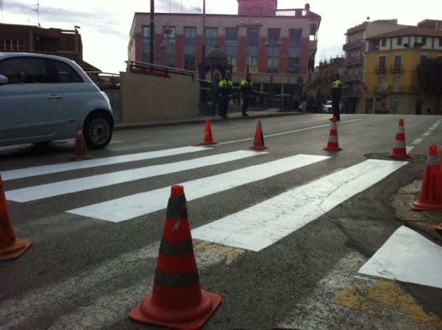 They carry out work repainting road markings on various streets of downtown, Foto 1