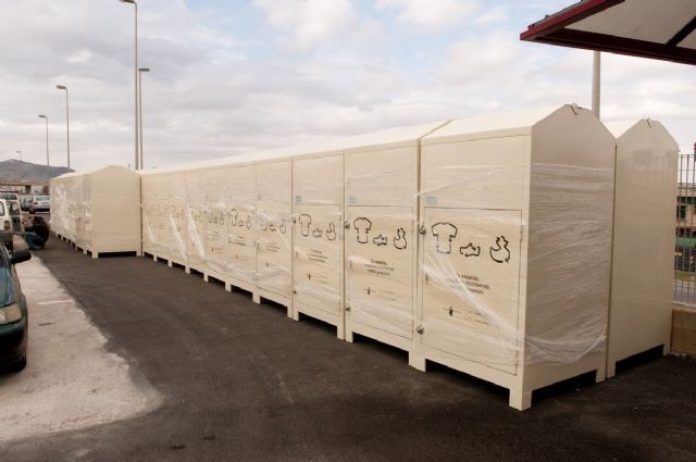 El Ayuntamiento prepara los primeros cuarenta contenedores para la recogida de ropa usada - 1, Foto 1