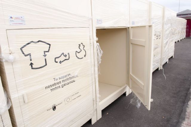 El Ayuntamiento prepara los primeros cuarenta contenedores para la recogida de ropa usada - 2, Foto 2
