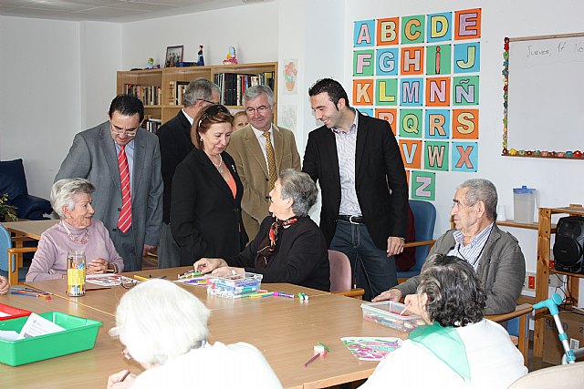 La consejera Palacios visita a los dependientes de la residencia Altavida de Abanilla - 1, Foto 1