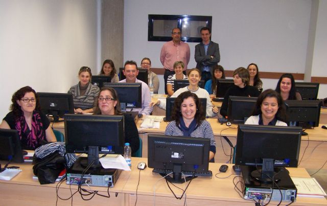 Los alumnos del curso de iniciación en gestión administrativa reciben sus diplomas acreditativos - 1, Foto 1
