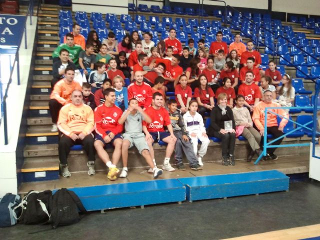 Alumnos del colegio Cuatro Santos viven de cerca el fútbol sala con el ADE - 2, Foto 2