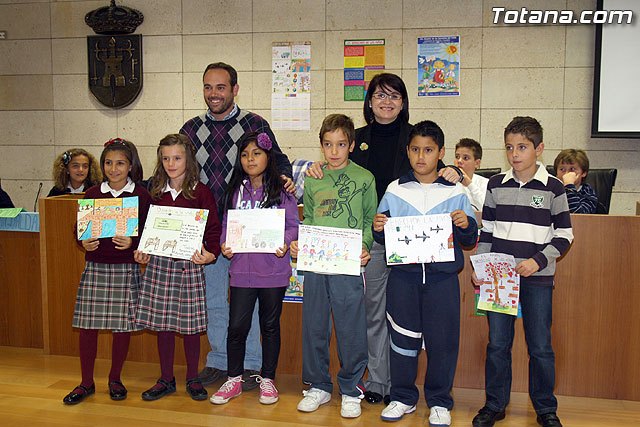 La alcaldesa de Totana y el concejal de Juventud hacen entrega de los premios del concurso de dibujo Los Derechos del Niñ@ 2011, Foto 1