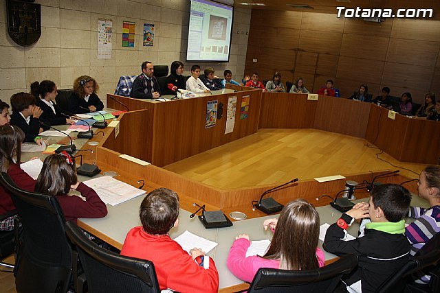 Alumnos de varios centros educativos de Totana alzan su voz, y proclaman sus derechos en el salón de Plenos del ayuntamiento - 1, Foto 1