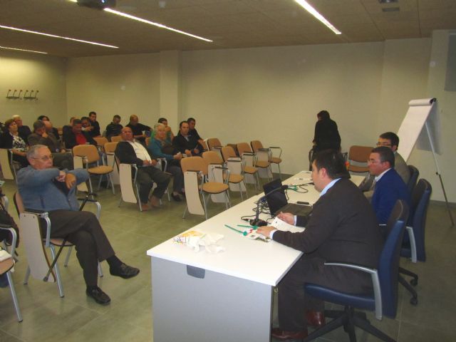 Gran acogida de la charla sobre el control del picudo rojo de las palmeras, Foto 3