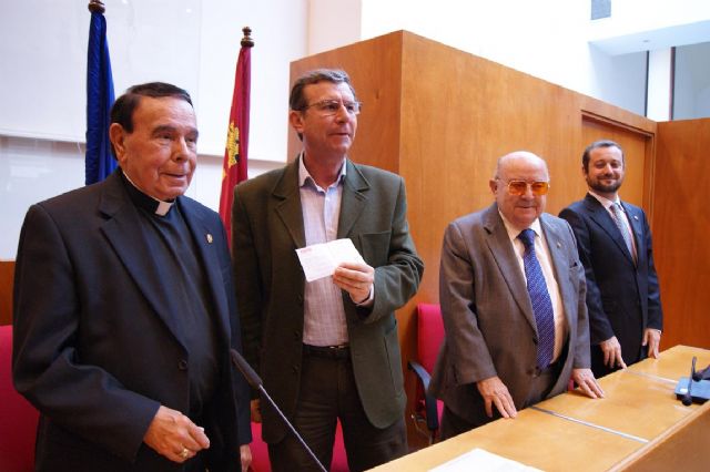 Los Caballeros del Monasterio de Yuste donan 6.000 euros a la Mesa Solidaria del Ayuntamiento de Lorca - 1, Foto 1