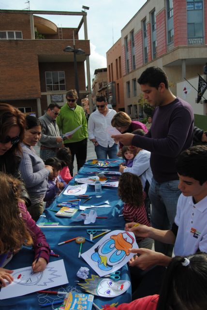 Éxito de participación en los talleres y juegos organizados en la plaza Balsa Vieja, Foto 2