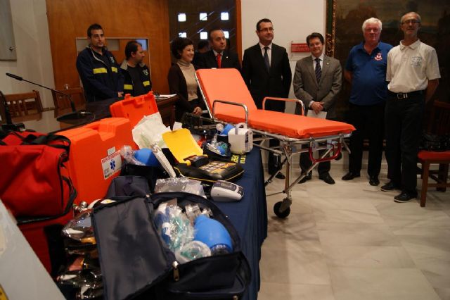 El Cónsul Británico entrega al Alcalde material sanitario para el Servicio Municipal de Emergencias por importe de 6.384 euros - 1, Foto 1