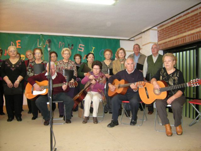 La Rondalla y el Coro del Hogar de las Personas Mayores celebran Santa Cecilia con los escolares torreños - 2, Foto 2
