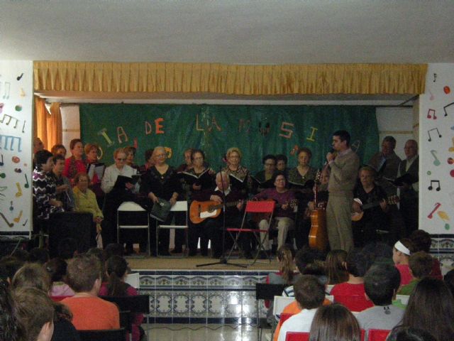 La Rondalla y el Coro del Hogar de las Personas Mayores celebran Santa Cecilia con los escolares torreños - 4, Foto 4