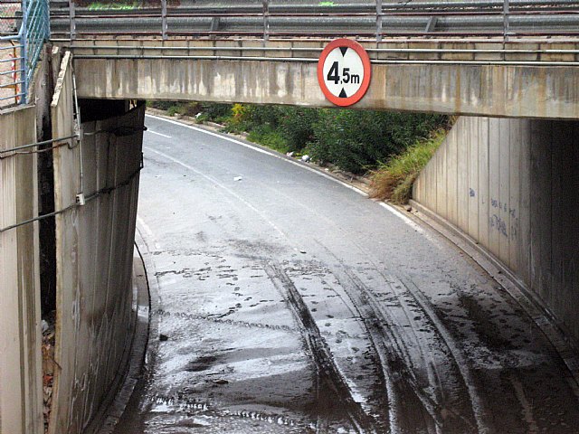 Los socialistas piden una mejora de la señalización tras el corte de tráfico sufrido por los desprendimientos en el subterráneo de la carretera Nonduermas- Era Alta - 2, Foto 2