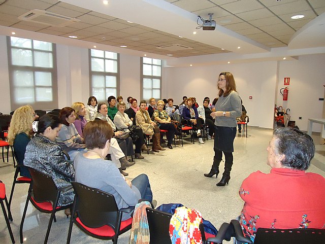 Más de 30 mujeres participan en una actividad dirigida a reforzar la autoestima - 1, Foto 1